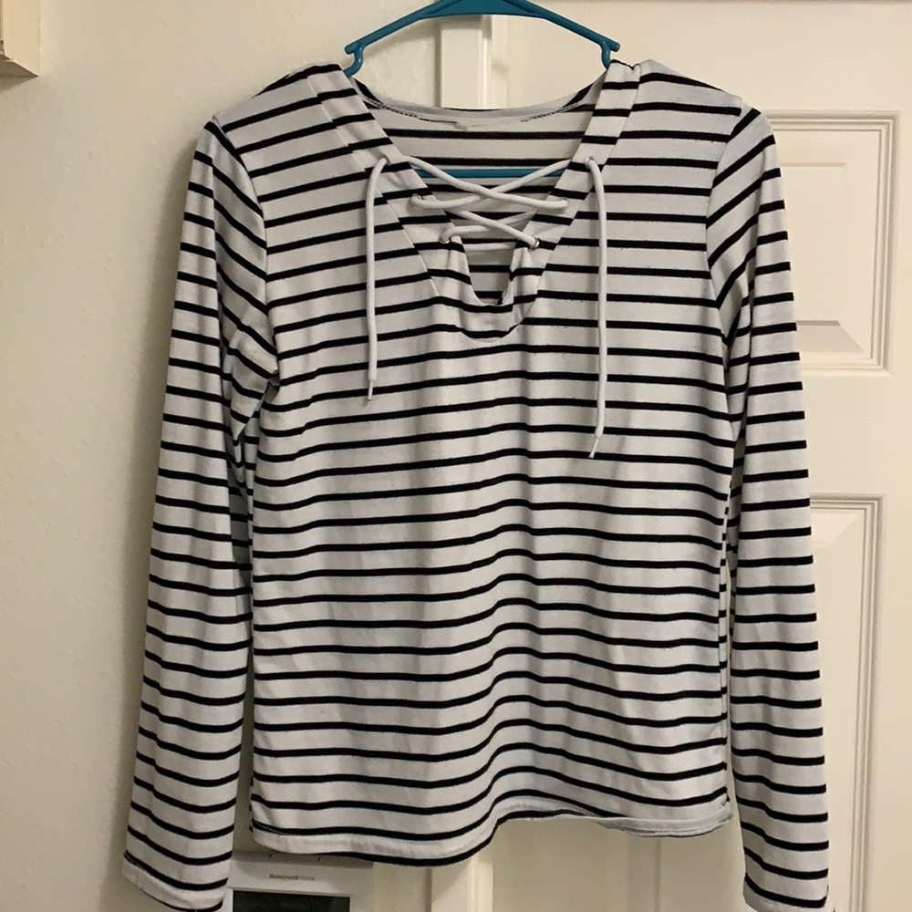 Long sleeve B&W tee with lace up V neck